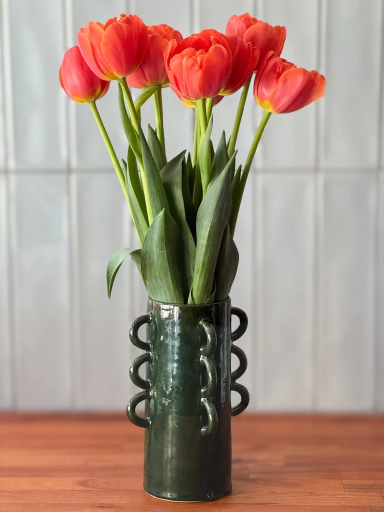 Vase avec anses décoratives et tulipes , Poterie fait main, Studio Alchimies, Céramique