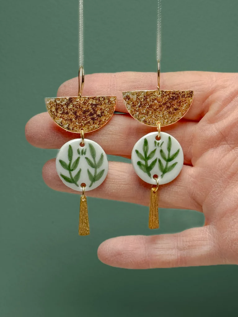 bijoux faits main, boucles d'oreilles céramiques, porcelaine, plaqués or, Studio Alchimies