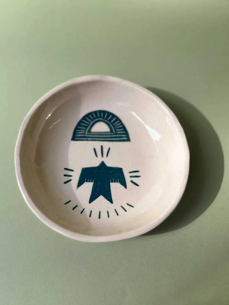 Coupelle peinte à la main avec un motif oiseau et soleil, Poterie fait main, Studio Alchimies, Céramique