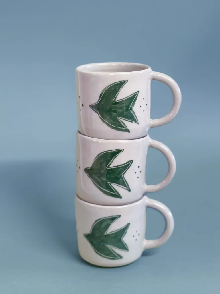 Totem de tasses avec motif oiseau vert, Poterie fait main, Studio Alchimies, Céramique