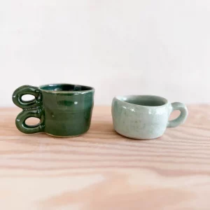 Exemple de tasses réalisés durant les cours de fabrication de tasses. 2 petites tasses à café verte et menthe avec une double anse.