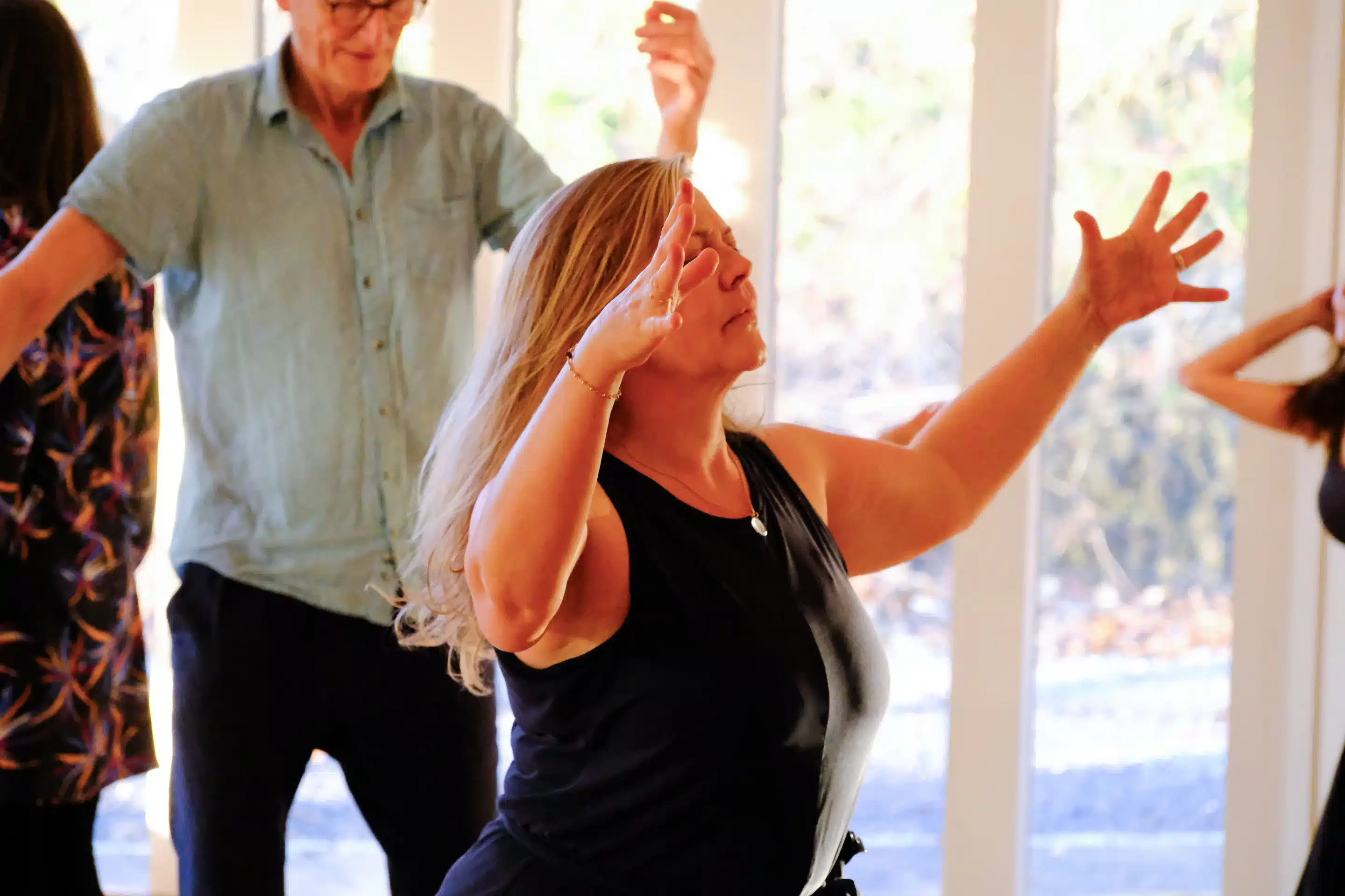 Séance de Movement Medicine au Studio Alchimies — une personne danse les yeux fermés, canton de Vaud